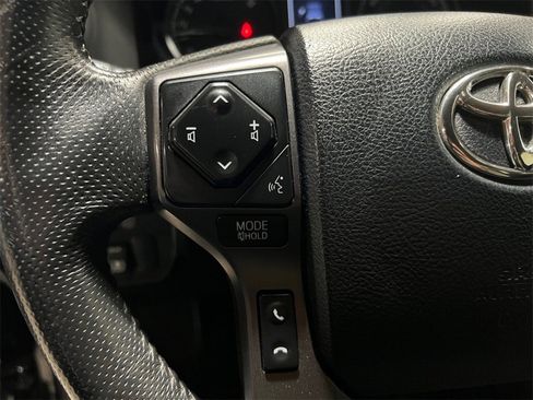 Used 2017 Toyota Tacoma TRD Sport image 26