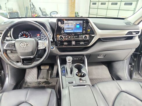 Used 2020 Toyota Highlander XLE image 26