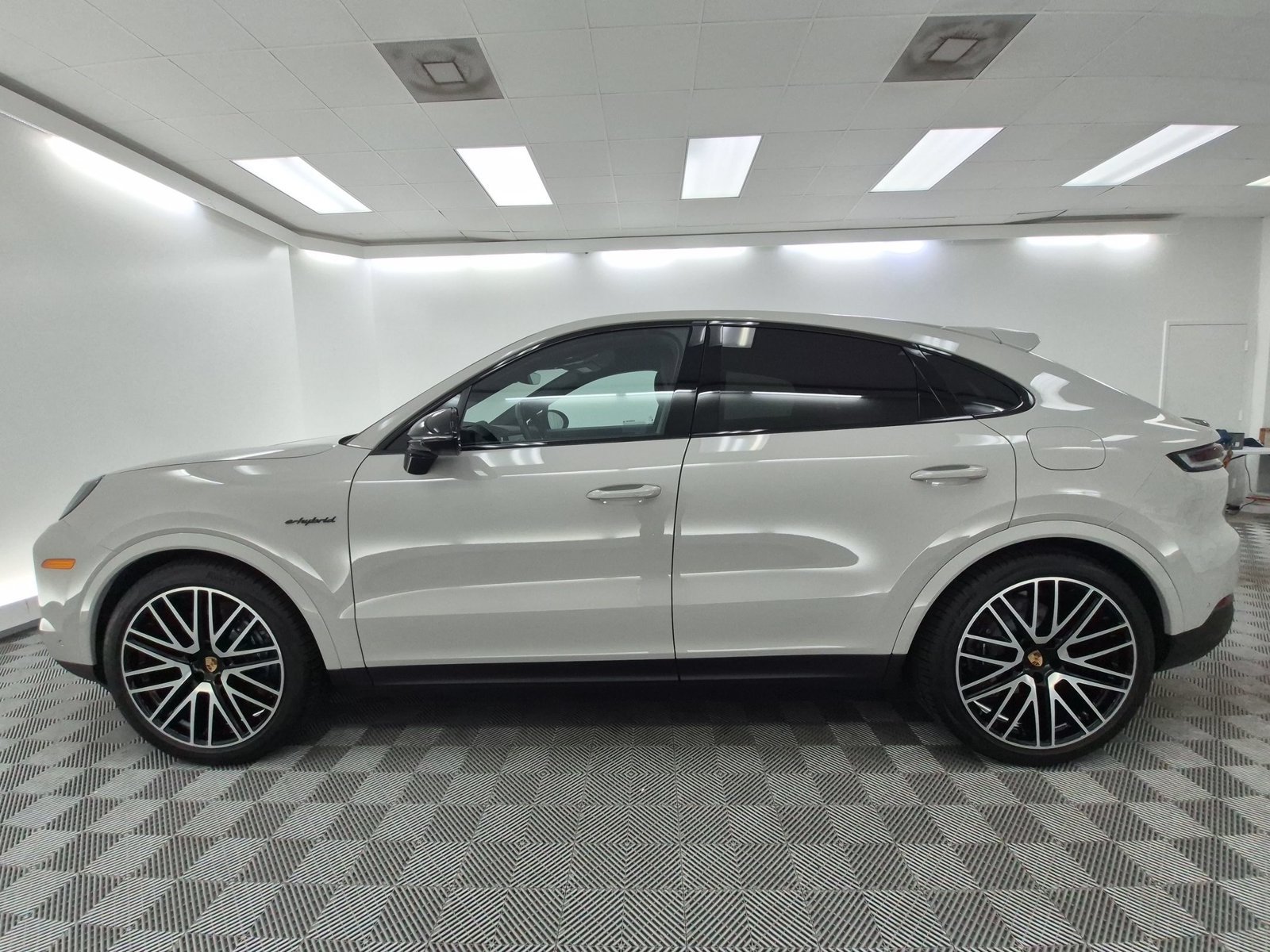 Certified 2026 Porsche Cayenne E-Hybrid Coupe AWD/4WD image 2