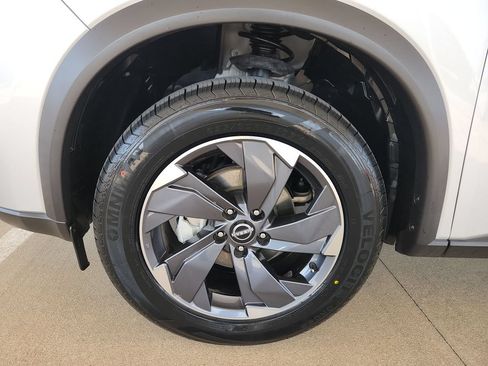 Used 2025 Nissan Rogue SV FWD image 30