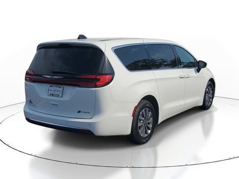 Used 2024 Chrysler Pacifica Limited FWD image 4