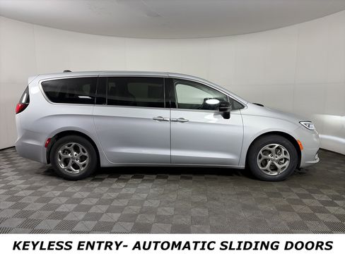 Used 2024 Chrysler Pacifica Limited image 8