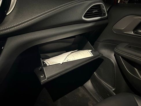 Used 2025 Chrysler Pacifica Select image 19