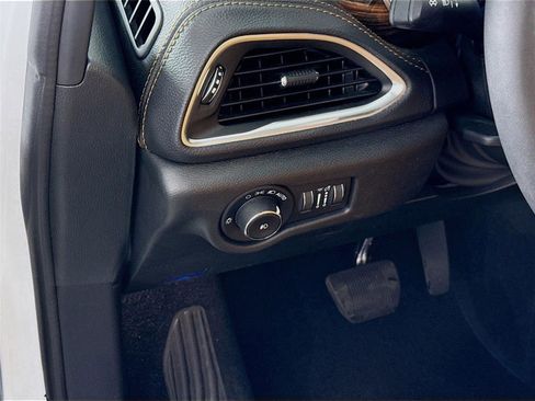 Used 2023 Chrysler Pacifica Pinnacle image 4