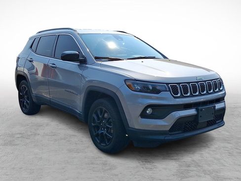 Used 2023 Jeep Compass Latitude AWD/4WD image 3