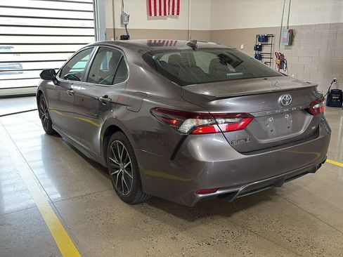 Used 2021 Toyota Camry SE w/ Convenience Package FWD image 5