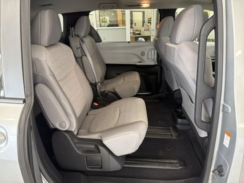 Used 2025 Toyota Sienna LE AWD/4WD image 37