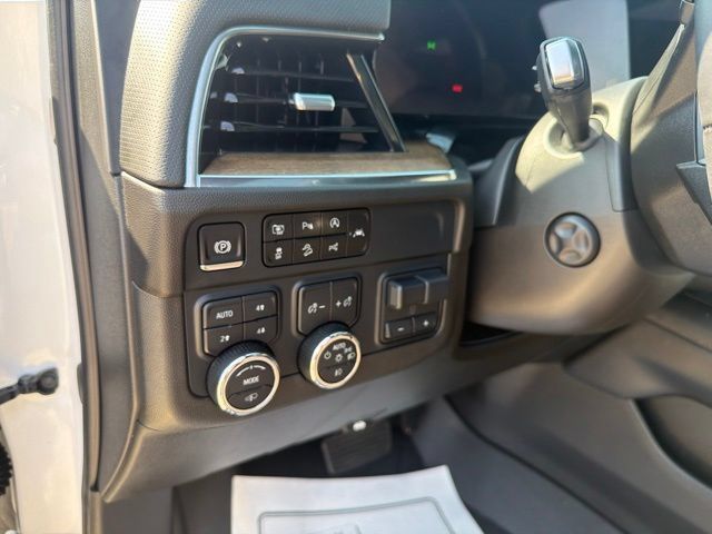 Used 2025 Chevrolet Suburban High Country AWD/4WD image 15
