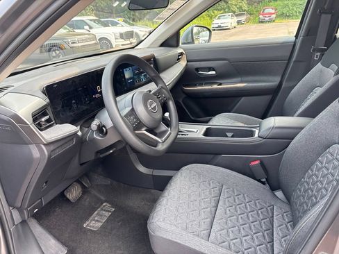 Used 2025 Nissan Kicks SV AWD/4WD image 9