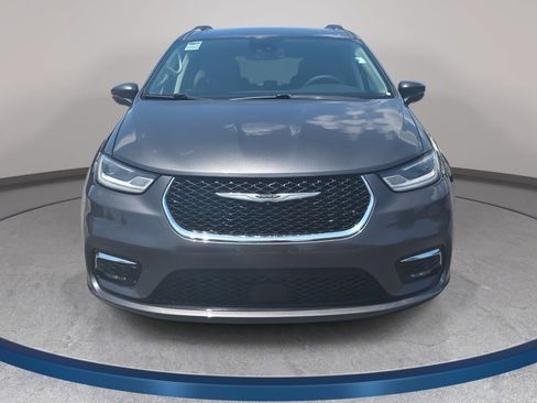 Used 2022 Chrysler Pacifica Touring-L FWD image 2
