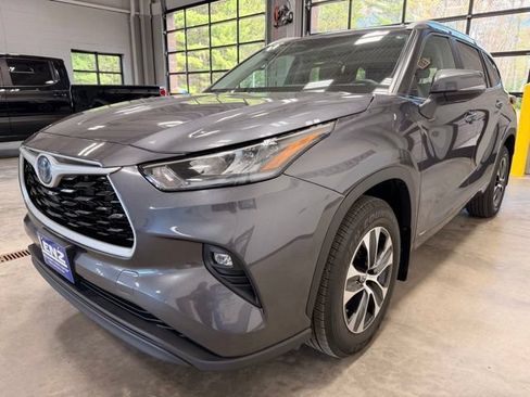 Used 2024 Toyota Highlander XLE AWD/4WD image 4