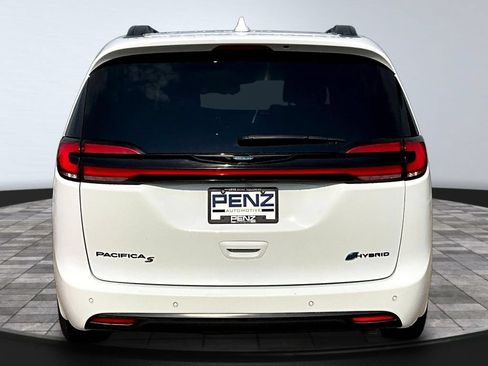 Used 2021 Chrysler Pacifica Limited w/ Uconnect Theater Family Group FWD image 6