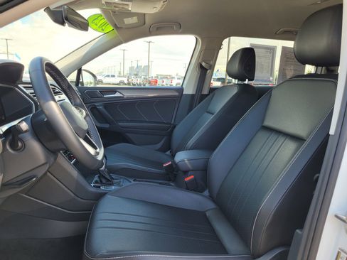 Used 2023 Volkswagen Tiguan SE AWD/4WD image 11