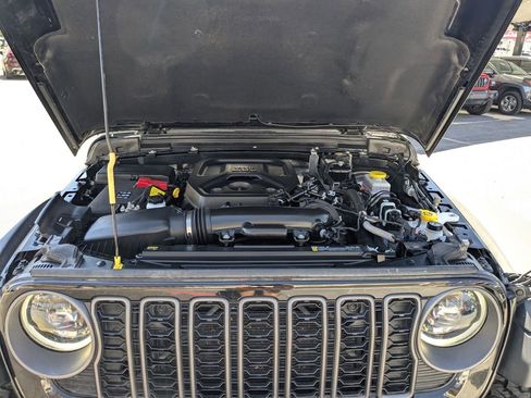 Used 2025 Jeep Wrangler Unlimited Rubicon image 27