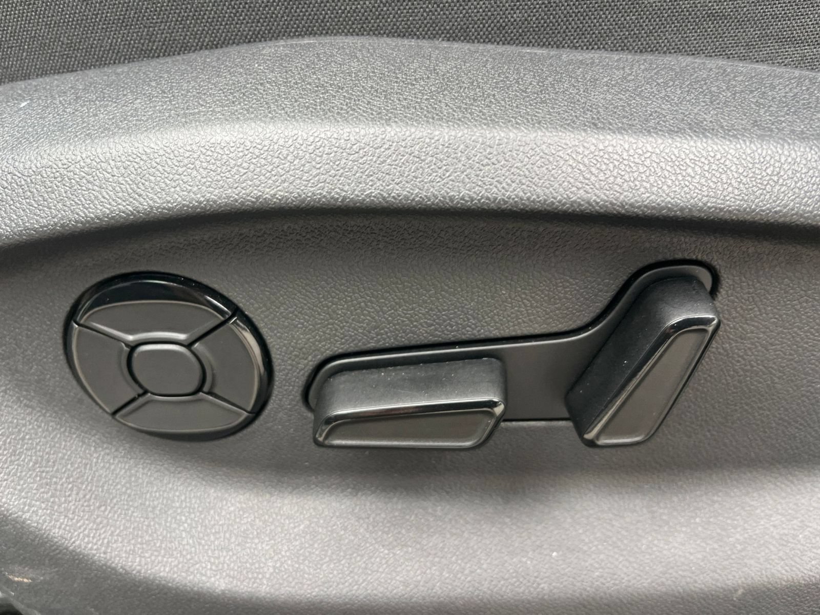 Used 2026 Volkswagen Tiguan SE AWD/4WD image 21