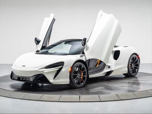 Used 2025 McLaren Artura Spider image 9