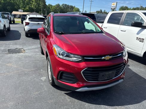 Used 2020 Chevrolet Trax LT w/ Driver Confidence Package AWD/4WD image 3