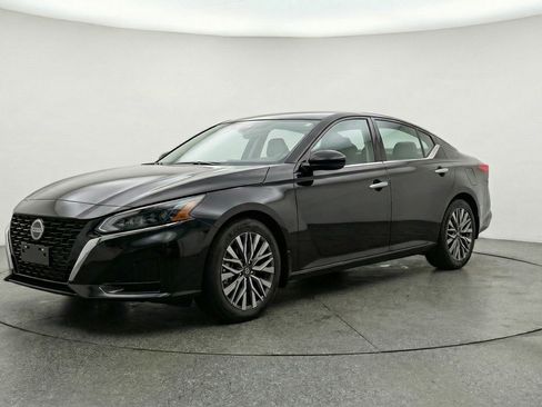 Used 2025 Nissan Altima 2.5 SV image 3