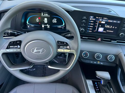 Used 2025 Hyundai Elantra SE FWD image 28