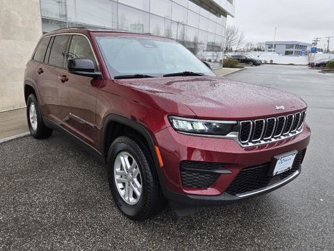 Used 2023 Jeep Grand Cherokee Laredo image 13
