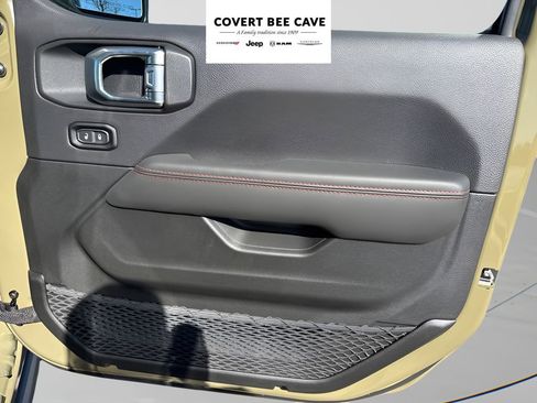 Used 2025 Jeep Wrangler Unlimited Rubicon image 15