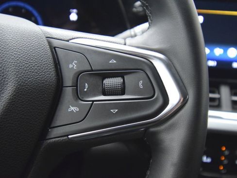 Used 2025 Chevrolet Trax LT w/ LT Convenience Package FWD image 30
