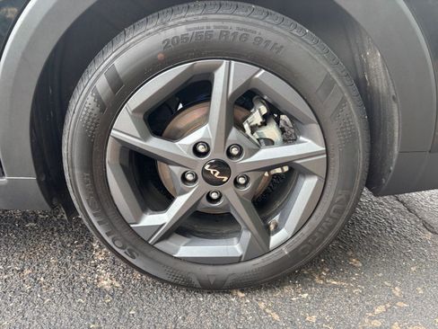 Used 2025 Kia K4 LXS image 29