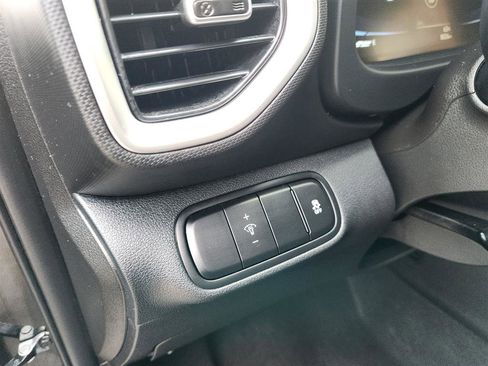 Certified 2024 Hyundai Venue SEL image 28