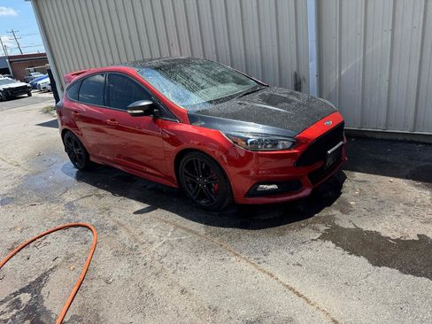 Used 2018 Ford Focus ST w/ Equipment Group 402A FWD image 2