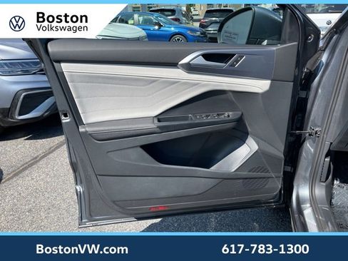 Used 2025 Volkswagen Taos SEL image 21