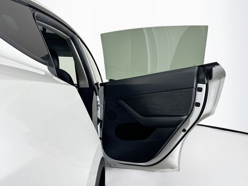 Used 2025 Tesla Model Y Long Range RWD image 30