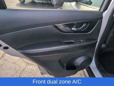 Used 2017 Nissan Rogue SL image 11