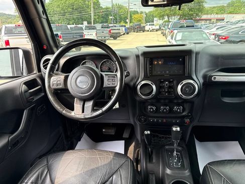 Used 2014 Jeep Wrangler Unlimited Rubicon w/ Connectivity Group AWD/4WD image 8