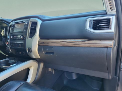 Used 2017 Nissan Titan SL image 21