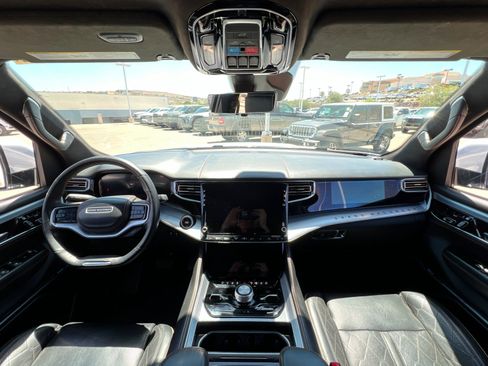 Used 2022 Jeep Grand Wagoneer Series III w/ Rear Seat Video Group 1 AWD/4WD image 9