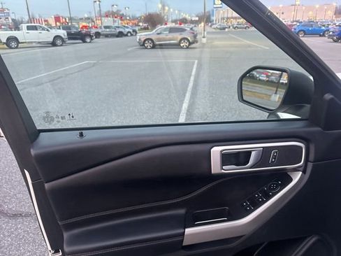 Used 2022 Ford Explorer XLT w/ Equipment Group 202A image 10