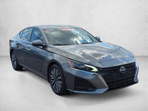 Used 2024 Nissan Altima 2.5 SV w/ SV Premium Package FWD image 3