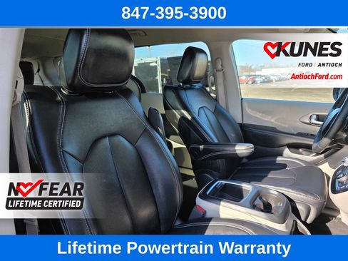 Used 2024 Chrysler Pacifica Touring-L image 33