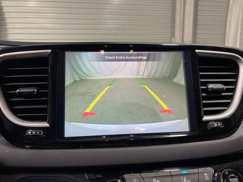 Used 2023 Chrysler Pacifica Touring-L FWD image 27