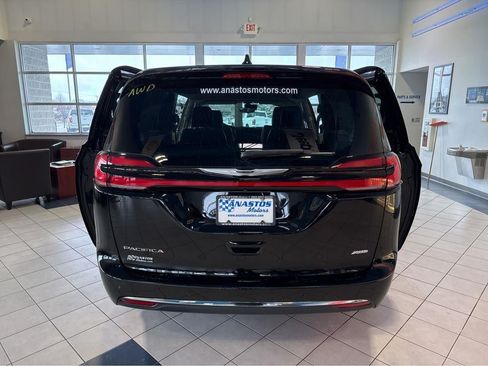 Used 2024 Chrysler Pacifica Touring-L AWD/4WD image 12