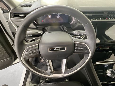 Used 2023 Jeep Grand Cherokee Laredo AWD/4WD image 11