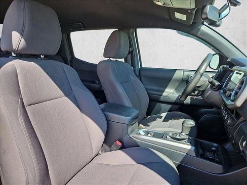 Used 2016 Toyota Tacoma TRD Sport w/ Towing Package image 19