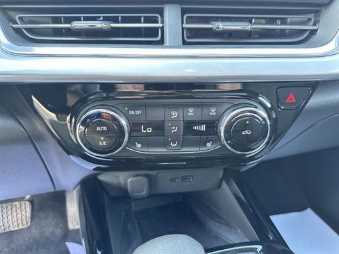 Used 2024 Chevrolet Trax LT w/ Sunroof Package image 19