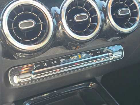 Used 2022 Mercedes-Benz GLB 250 image 32