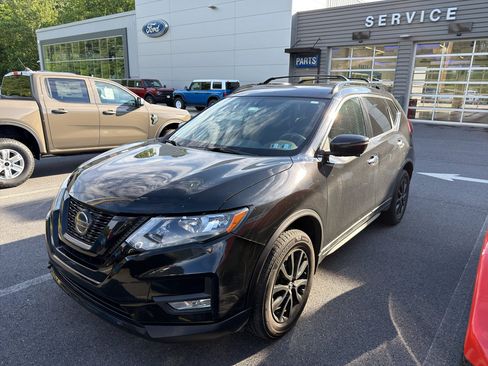 Used 2018 Nissan Rogue SV w/ Premium Package AWD/4WD image 2