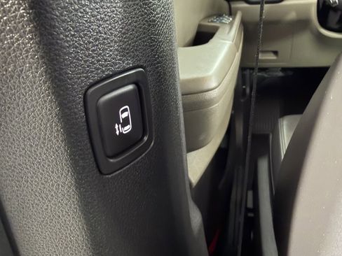 Used 2025 Kia Carnival image 28