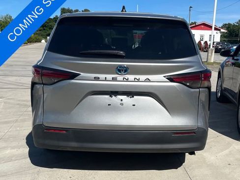 Used 2022 Toyota Sienna LE FWD image 2