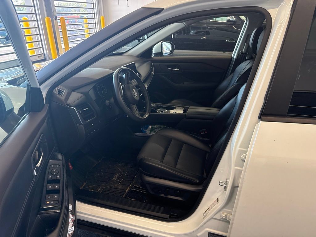 Used 2023 Nissan Rogue SV w/ SV Premium B Package FWD image 6