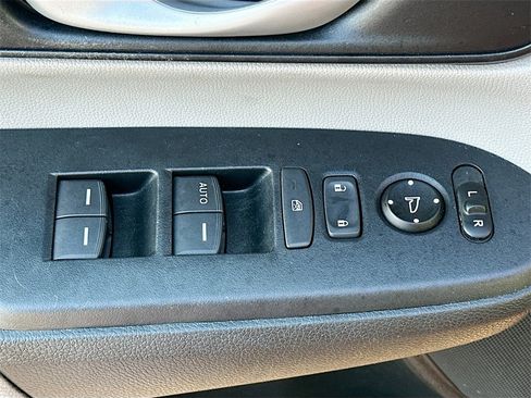 Used 2020 Honda CR-V LX image 17