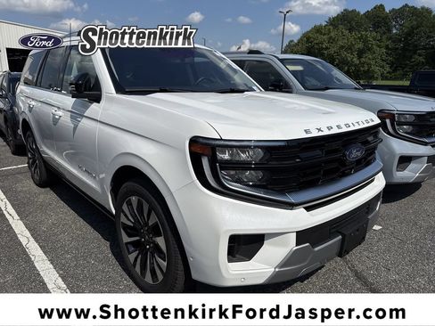 Used 2025 Ford Expedition Platinum w/ Driver's Package AWD/4WD image 1